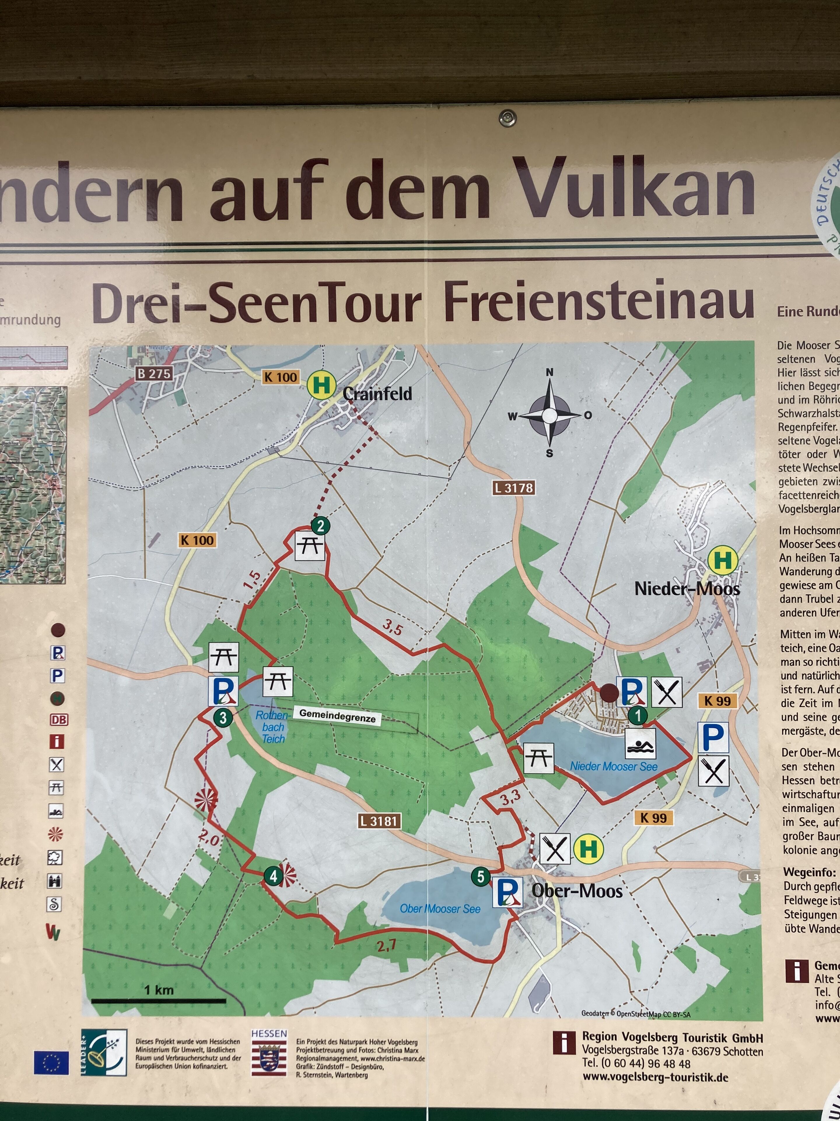 Eine Wanderkarte mit markierten Sehenswürdigkeiten und Entfernungen.