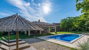 Piscina externa, espreguiçadeiras