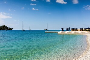 Una spiaggia nelle vicinanze, lettini da mare