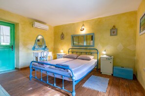 7 makuuhuonetta, työpöytä, silitysrauta/-lauta, vauvan matkasänky