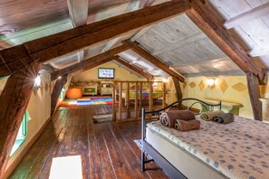 7 Schlafzimmer, Schreibtisch, Bügeleisen/Bügelbrett, Reisekinderbett