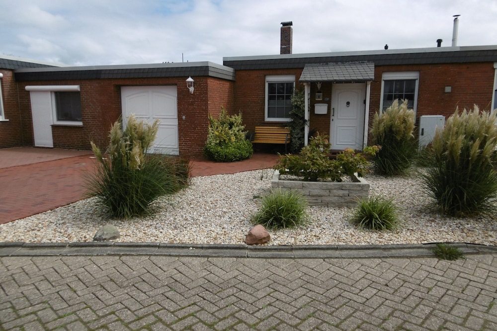 HOLIDAY HOUSE "NORDSEESCHOLLE6" right on the dike - dog welcome-WiFi free of charge
