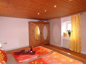 3 عدّة غرف نوم ومكواة/لوح كي وواي فاي وملاءات أسرّة