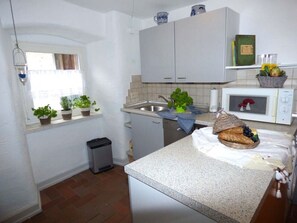 ثلاجة، ميكروويف، فرن، موقد طهي مسطح