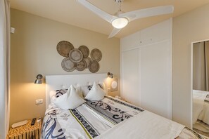 1 chambre, coffre-fort, fer et planche à repasser