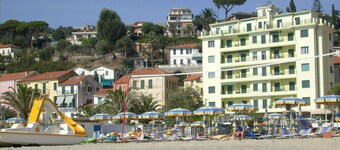 Villa with a stunning view of the Mediterranean Sea & sea alps, pets welcome.