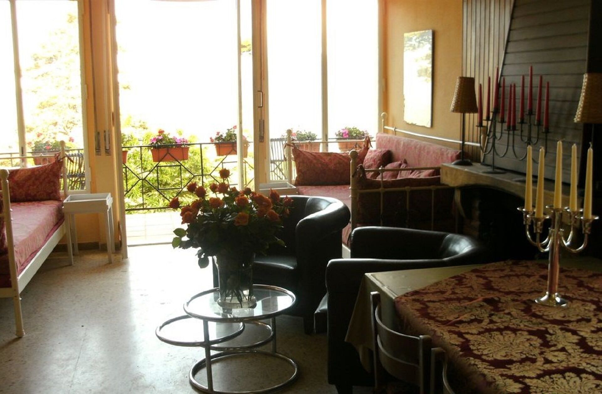 Fernseher, Kamin, DVD-Player, Kinderspielzeug