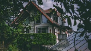 A two-story house with a steeply pitched roof, large windows, and a stone facade. - Old house to feel good (Usingen)