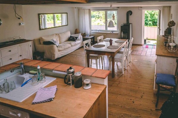 Télévision, lecteur de DVD, jouets