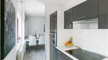 Kühlschrank, Ofen, Herdplatte, Wasserkocher mit Kaffee-/Teezubehör