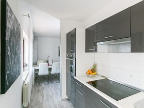 Kühlschrank, Ofen, Herdplatte, Wasserkocher mit Kaffee-/Teezubehör