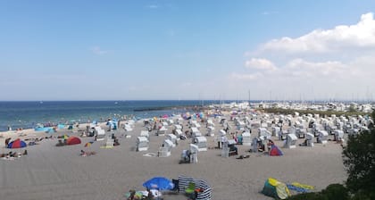Helle modern eingerichtete Ferienwohnung mit Meerblick 100m zum Strand.