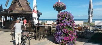 Bright, modern furnished apartment with sea views, 100 m to the beach