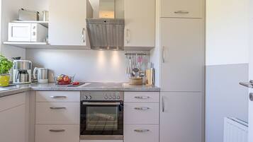 Kühlschrank, Mikrowelle, Ofen, Geschirrspüler