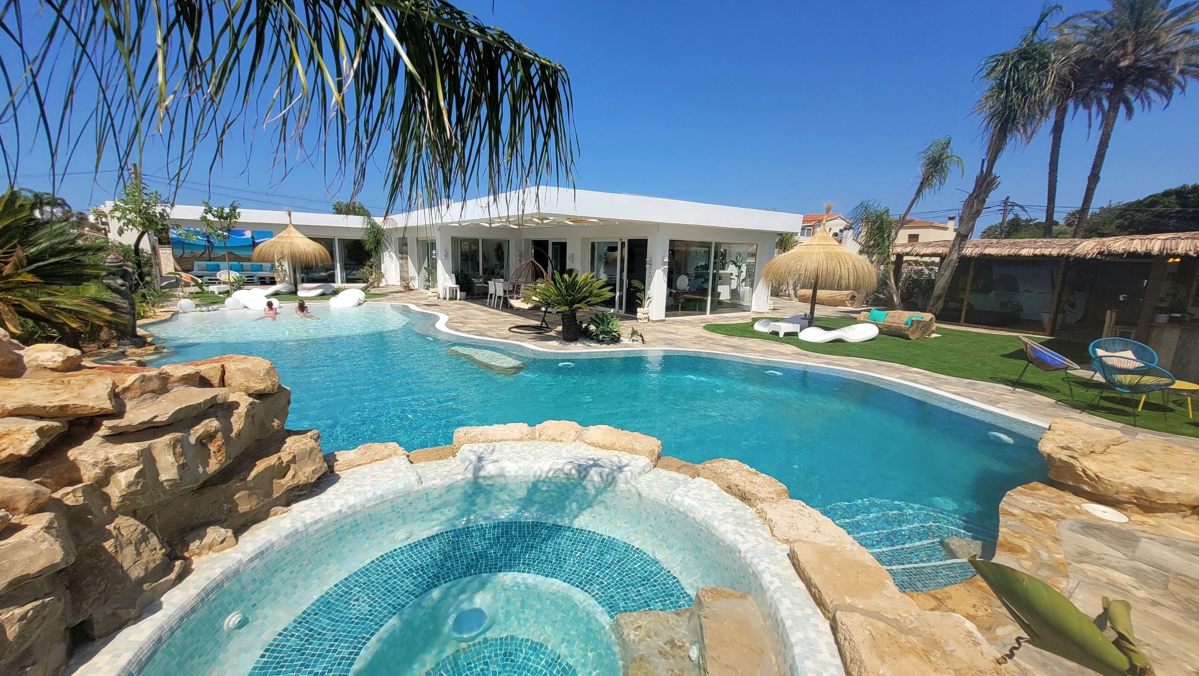 Beachnear NEW Bali Villa & BIG Pool,2 Jacuzzis, Cave,Waterfall,Chillout&Barbacoa