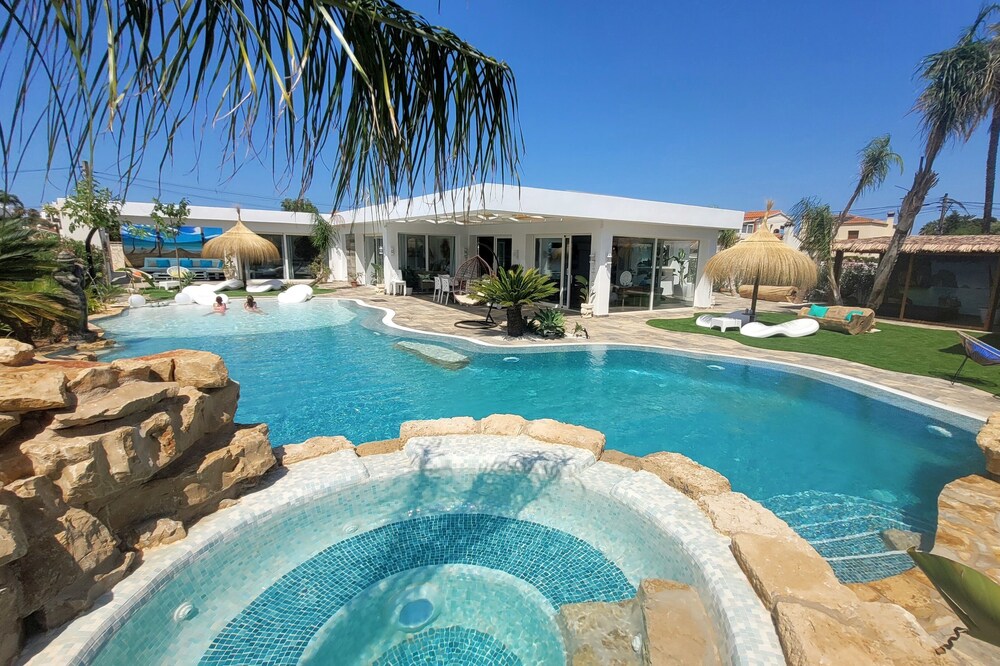 Beachnear NEW Bali Villa & BIG Pool,2 Jacuzzis, Cave,Waterfall,Chillout&Barbacoa