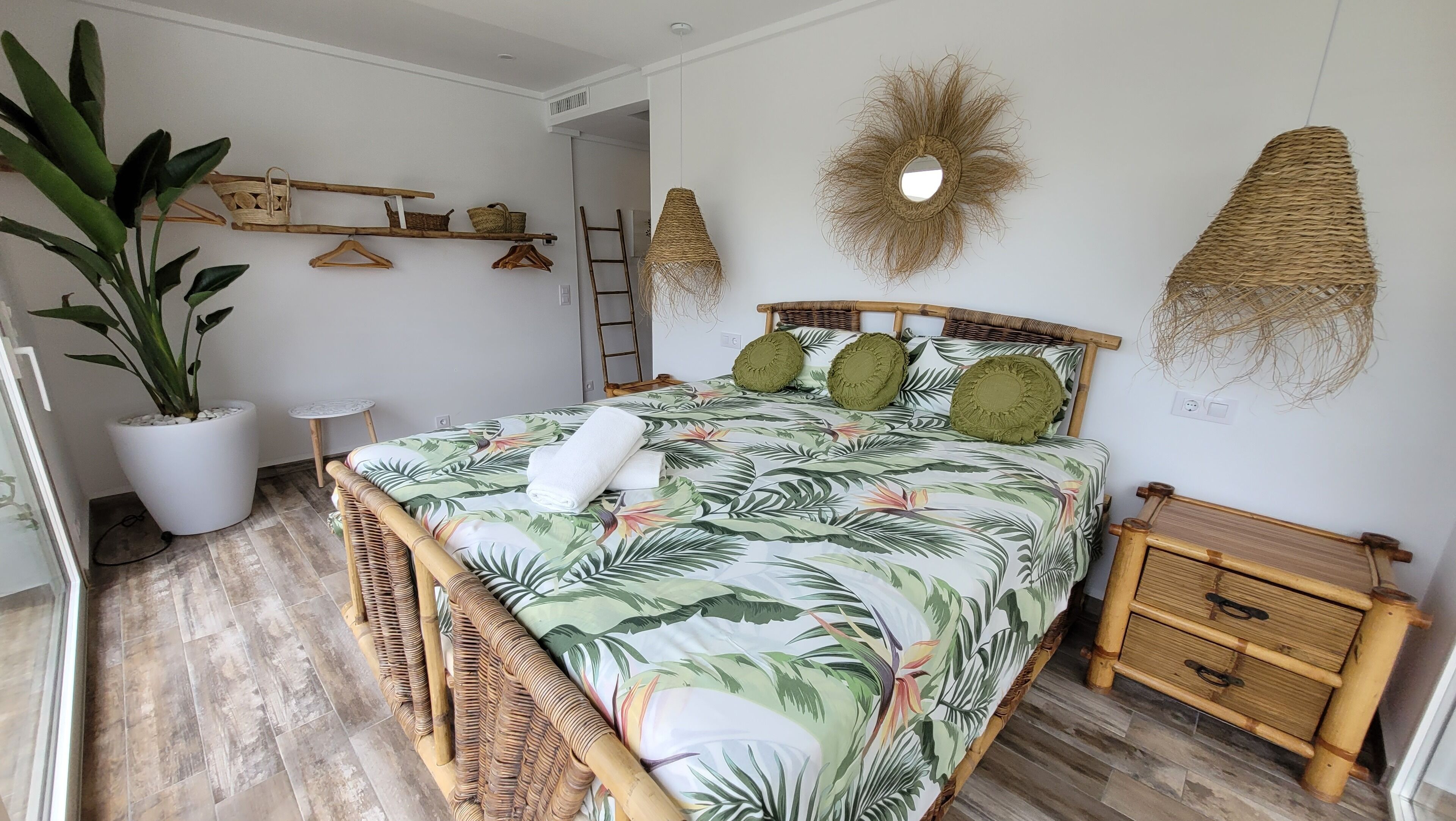 Beachnear NEW Bali Villa & BIG Pool,2 Jacuzzis, Cave,Waterfall,Chillout&Barbacoa