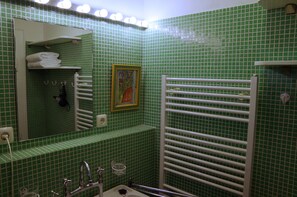 Secador de pelo, toallas