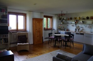 Televisión, reproductor de DVD, libros, biblioteca de música