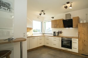 Kylskåp, ugn, spishäll och diskmaskin