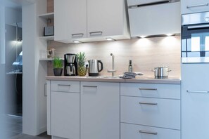 Kühlschrank, Ofen, Geschirrspüler, Wasserkocher mit Kaffee-/Teezubehör