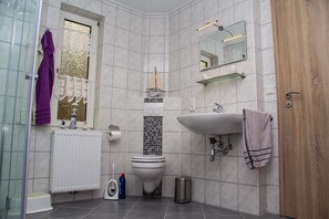 Een douche, een haardroger, handdoeken, zeep