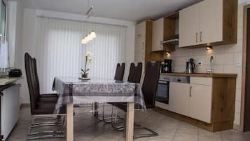 Køleskab, mikrobølgeovn, ovn, kogeplade