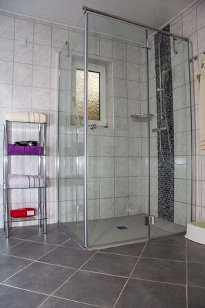 Een douche, een haardroger, handdoeken, zeep