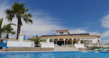 Exklusives CHALET nahe SEVILLA Andalusien mit eignem Pool bis 14 Personen 