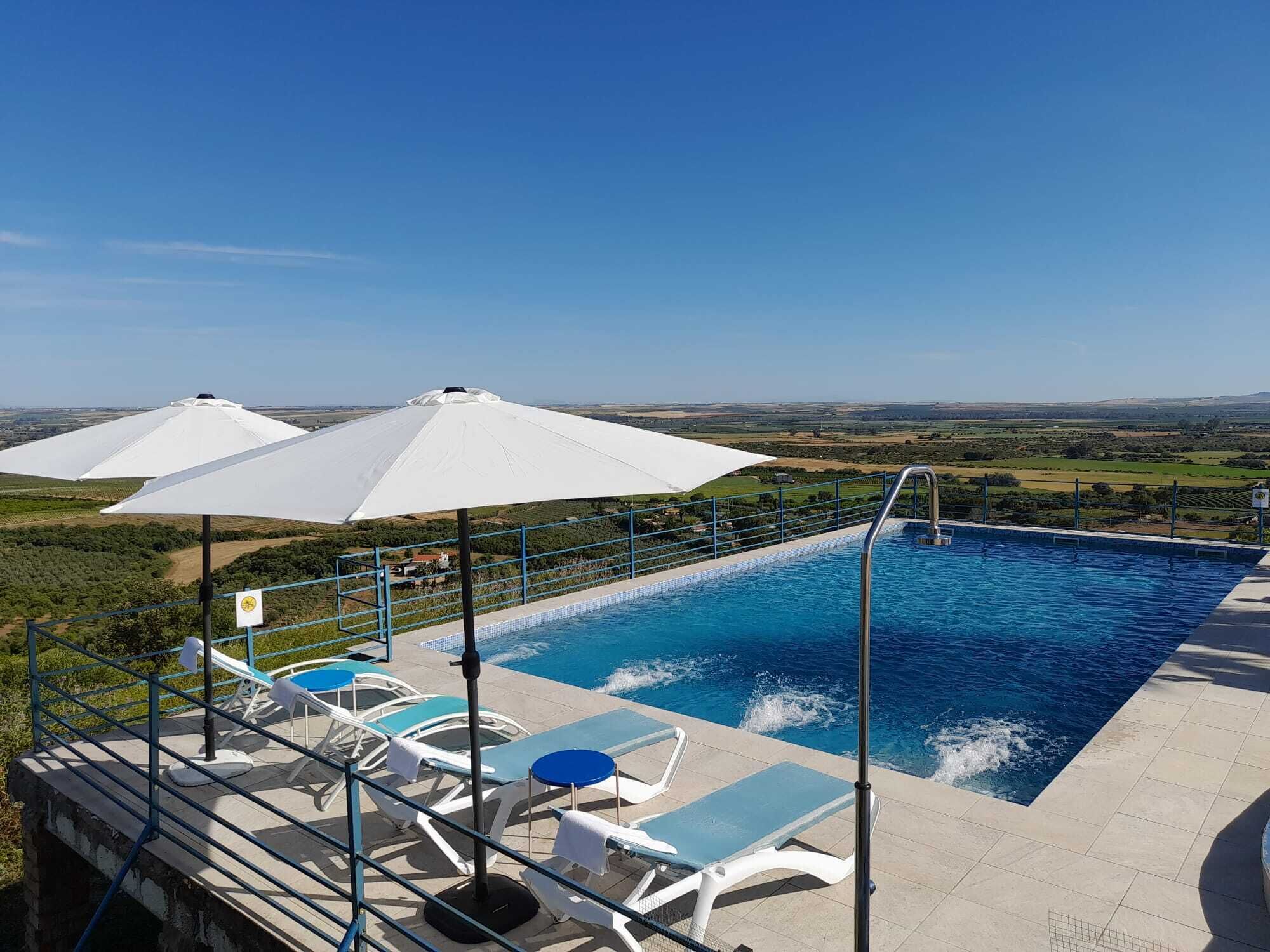 Una piscina al aire libre, tumbonas