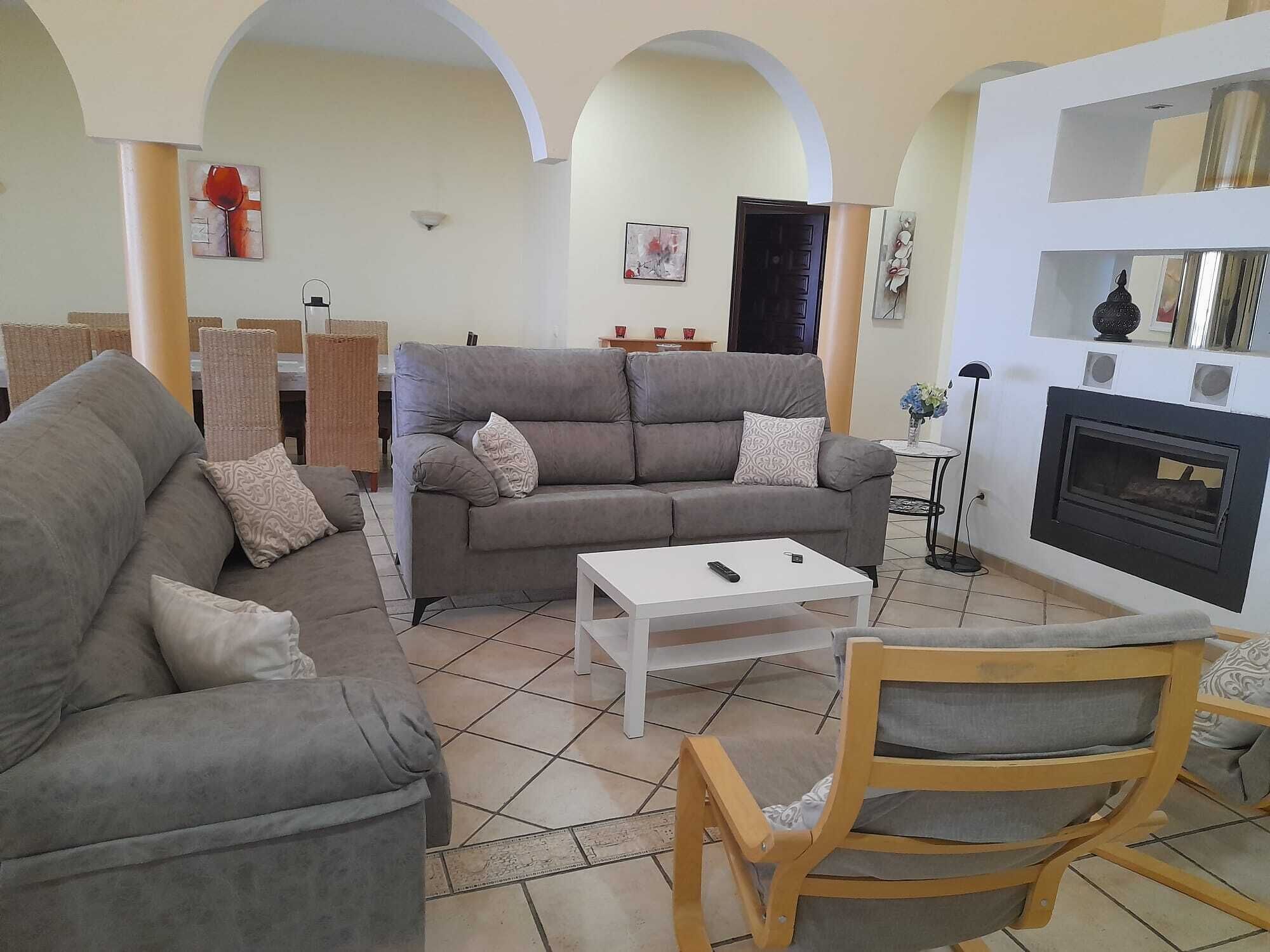 Smart TV, chimenea, reproductor de DVD, futbolito