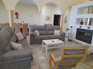 Smart TV, fireplace, DVD player, table football