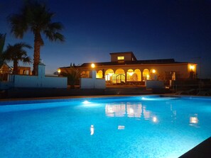 Outdoor pool, sun loungers - Exclusive CHALET near SEVILLA Andalusia with pool for 14 people  (Lora del Río)