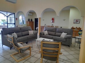 Smart TV, fireplace, DVD player, table football