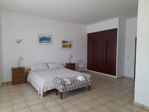 5 bedrooms, iron/ironing board, free WiFi, bed sheets