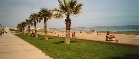 På stranden og solsenger