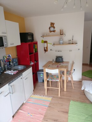 Een koelkast, een microgolfoven, een oven, een kookplaat