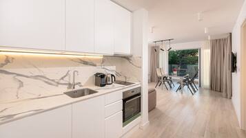 KylskÄp, ugn, spishÀll och kaffe- och tebryggare