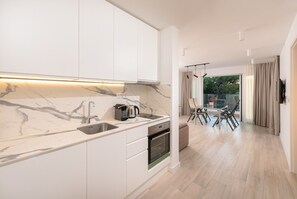 Geladeira, fogão, cooktop, cafeteira/chaleira