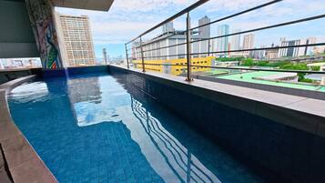 Una piscina cubierta