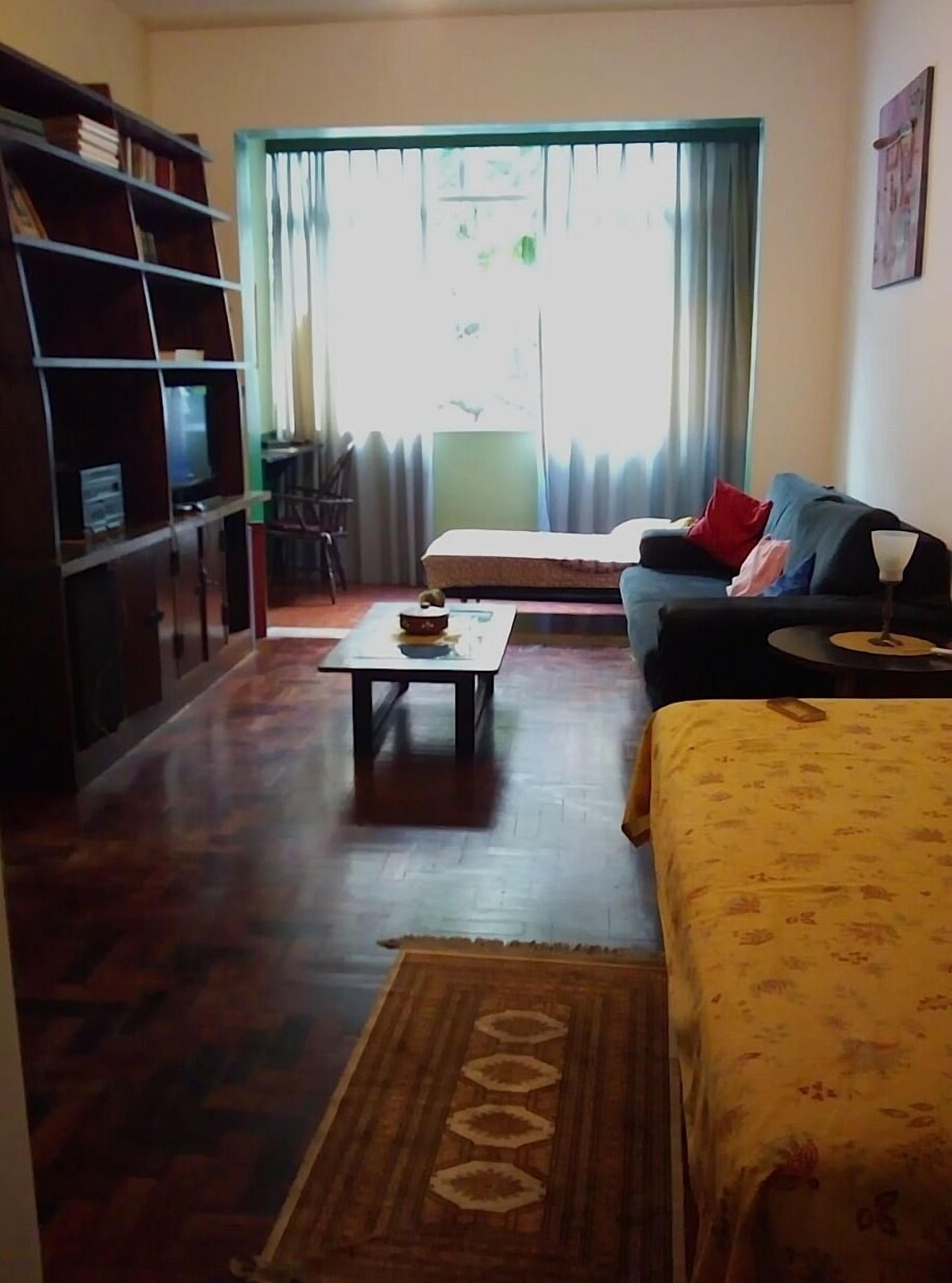 great holiday flat in Leme, Copacabana, with partial sea view from the 3 rooms