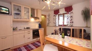 Réfrigérateur, micro-ondes, plaque de cuisson, lave-vaisselle