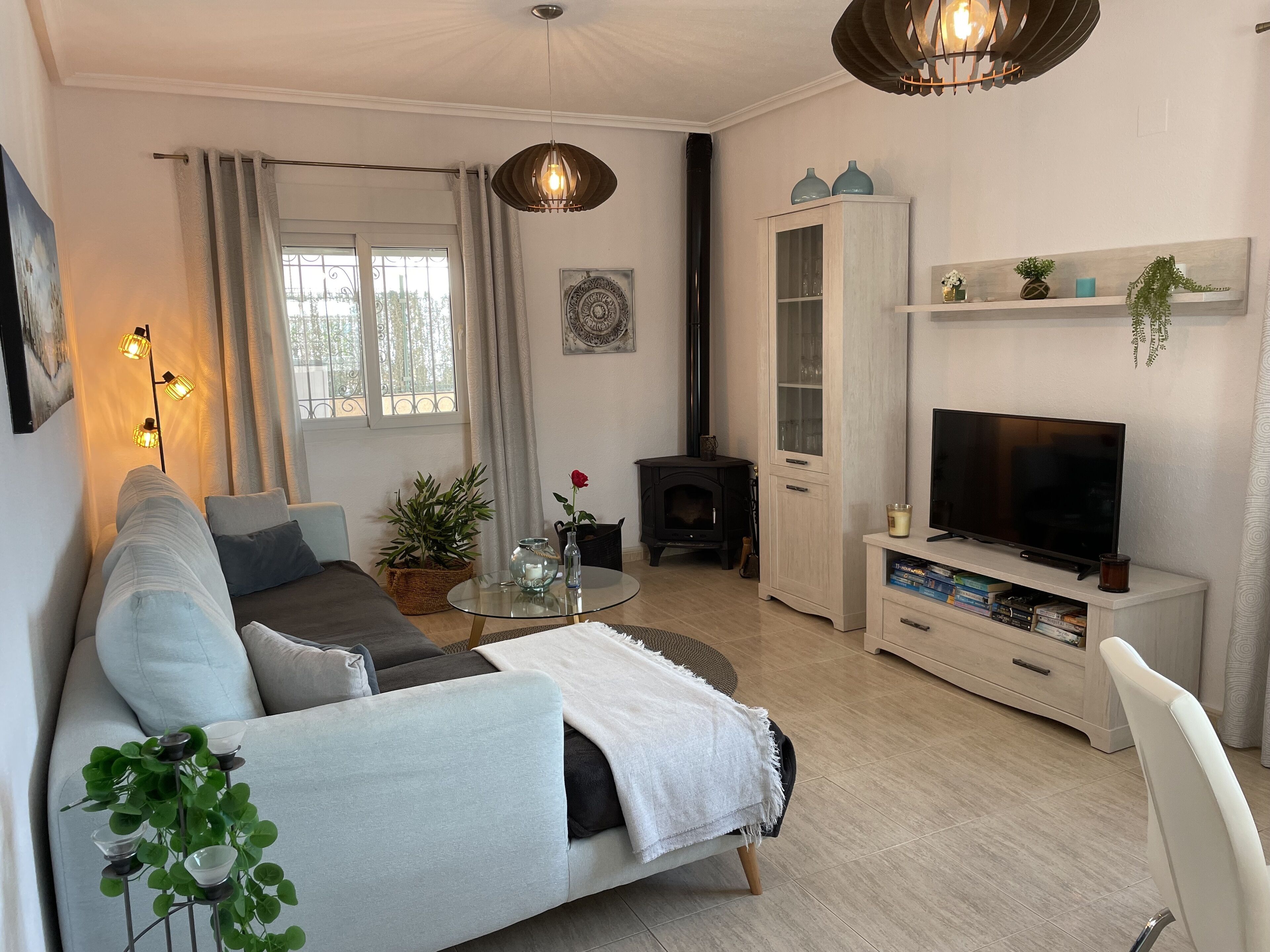 Smart-tv, een open haard, een dvd-speler en boeken