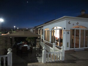 Outdoor dining - Fantastic holiday in the land of the sun, in a lovely Villa with pool. (San Fulgencio)