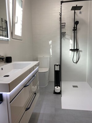 Duschwanne, Haartrockner, Bidet, Handtücher