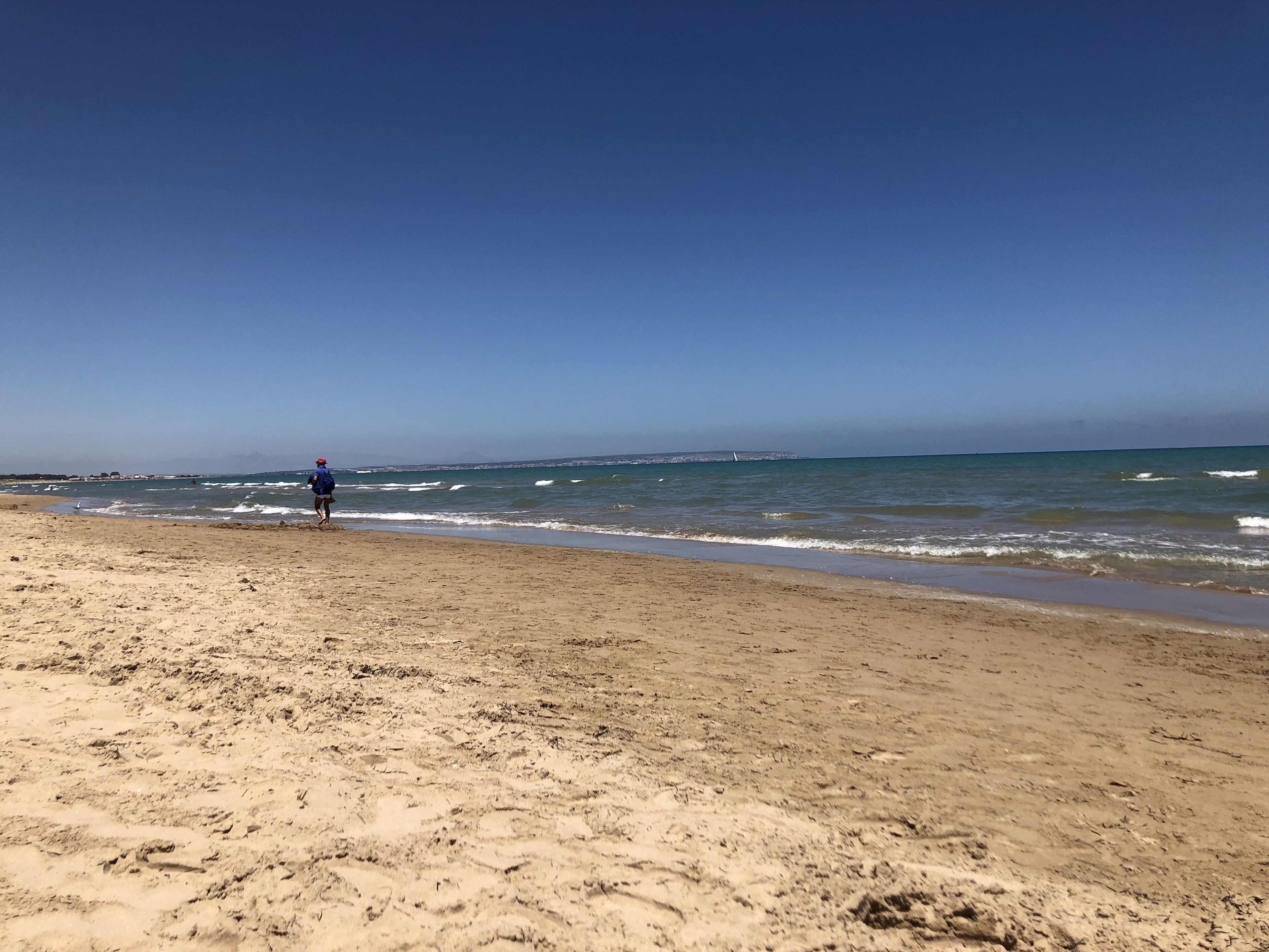 Nära stranden, solstolar och strandhanddukar