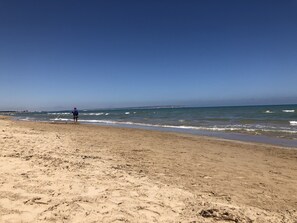 Vlak bij het strand, ligstoelen, strandlakens