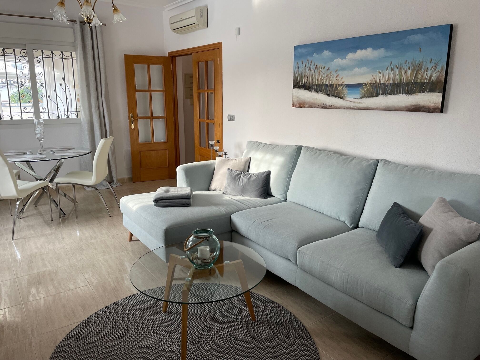 Smart-tv, eldstad, dvd-spelare och böcker