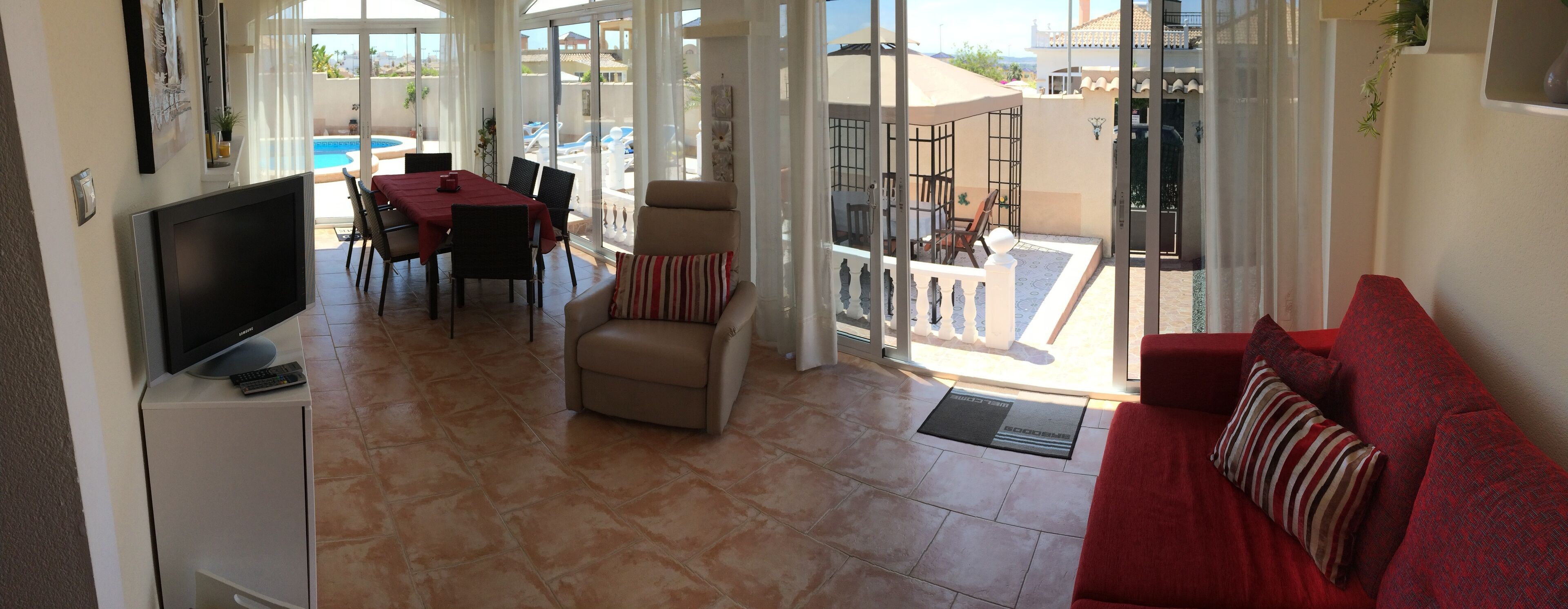Smart TV, lareira, DVD player, livros