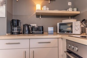 ثلاجة، ميكروويف، فرن، موقد طهي مسطح